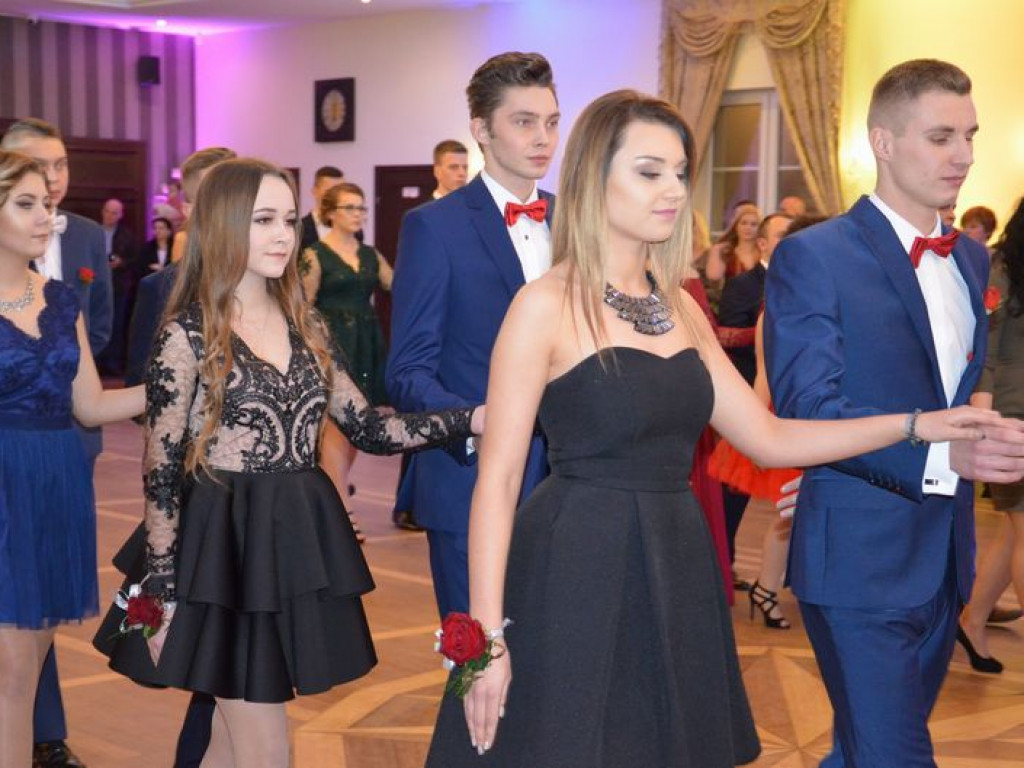 Maturzyści z Blichu bawią się na studniówce