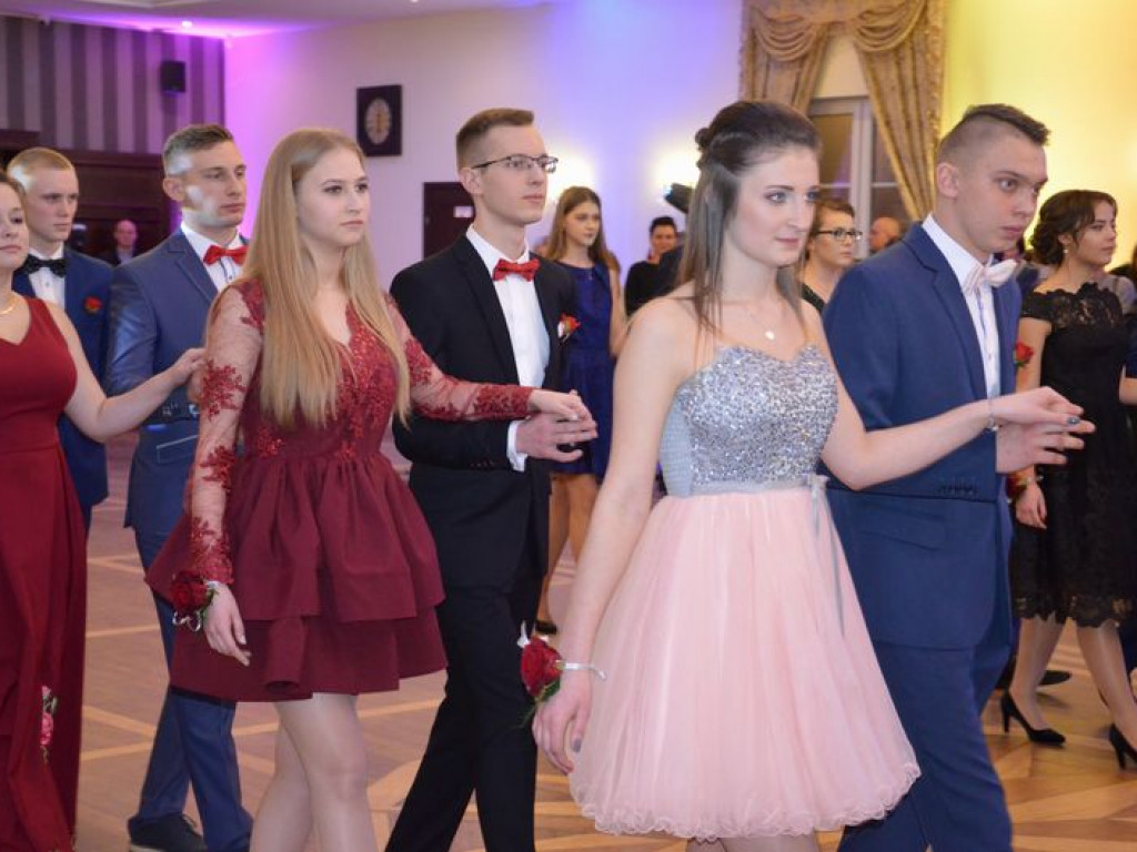 Maturzyści z Blichu bawią się na studniówce