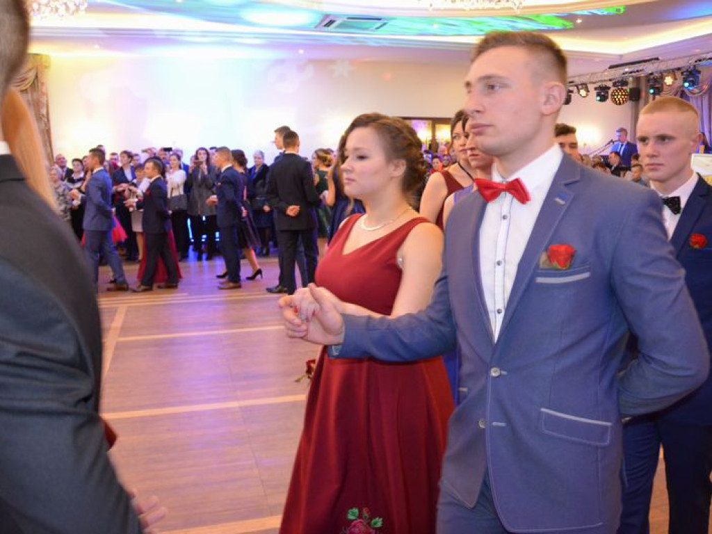 Maturzyści z Blichu bawią się na studniówce