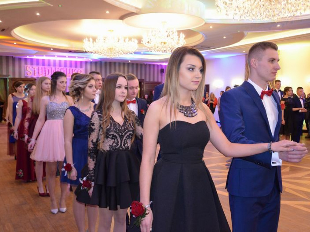 Maturzyści z Blichu bawią się na studniówce