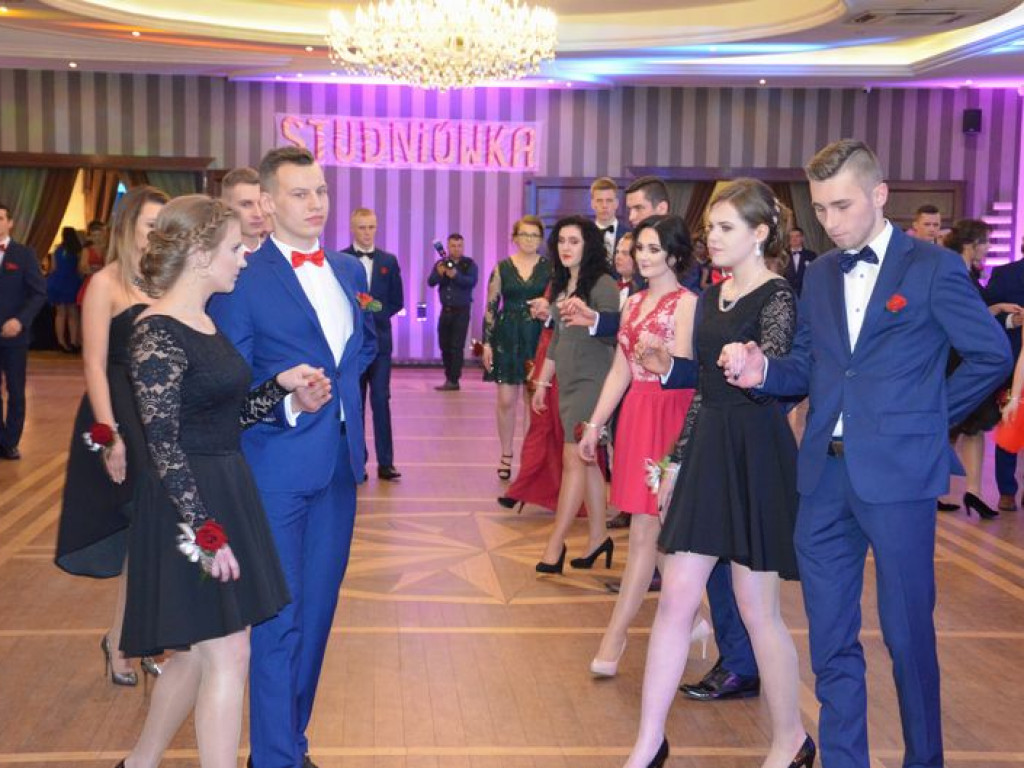 Maturzyści z Blichu bawią się na studniówce