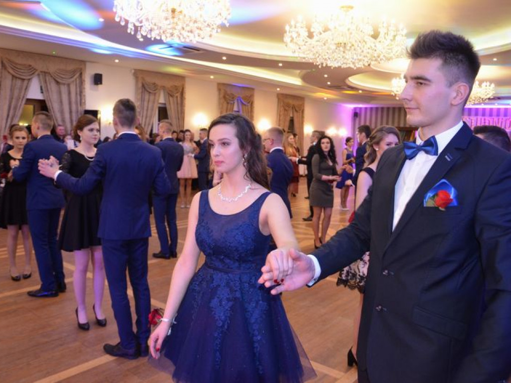 Maturzyści z Blichu bawią się na studniówce