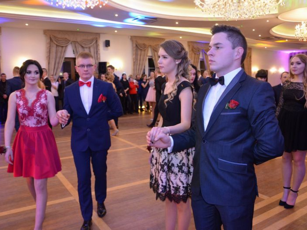 Maturzyści z Blichu bawią się na studniówce