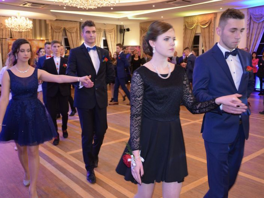 Maturzyści z Blichu bawią się na studniówce
