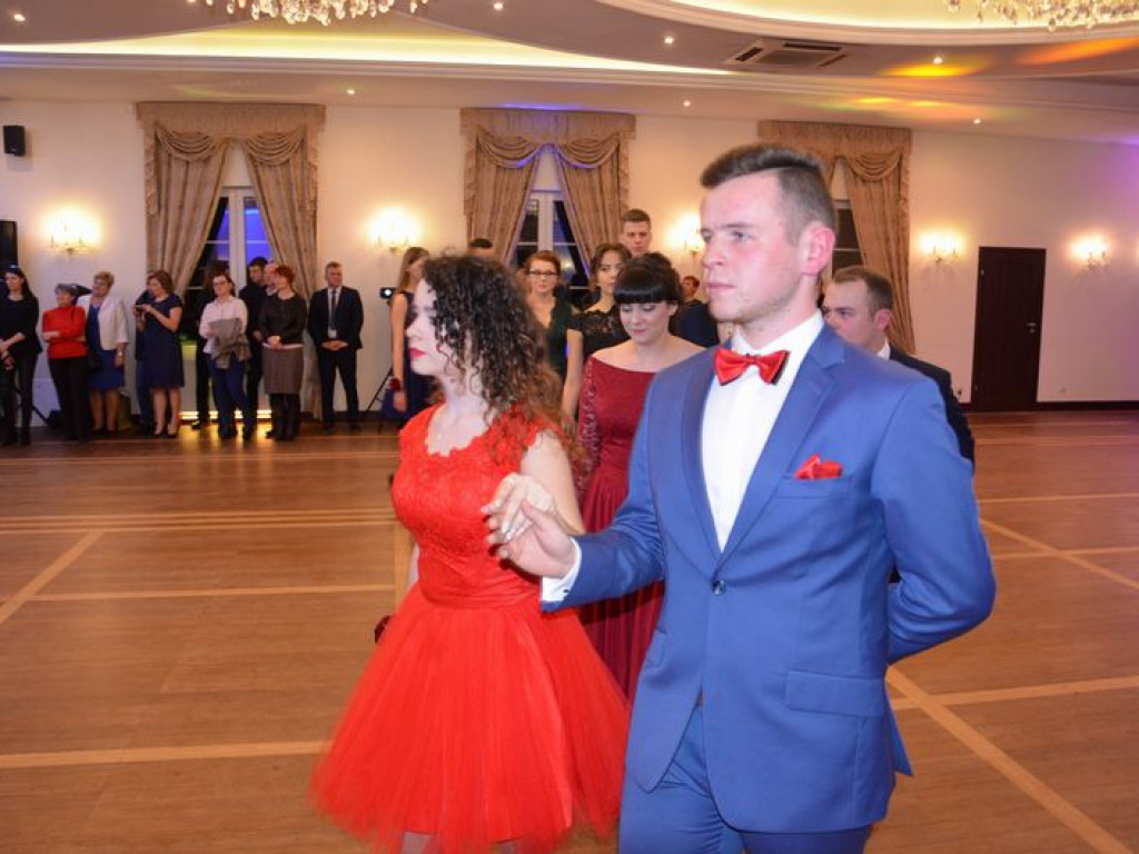 Maturzyści z Blichu bawią się na studniówce