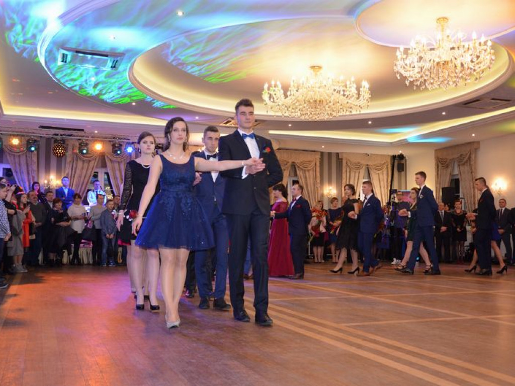 Maturzyści z Blichu bawią się na studniówce