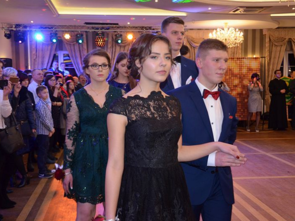 Maturzyści z Blichu bawią się na studniówce