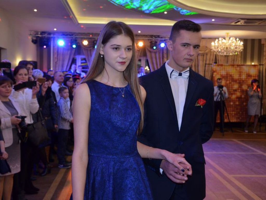 Maturzyści z Blichu bawią się na studniówce