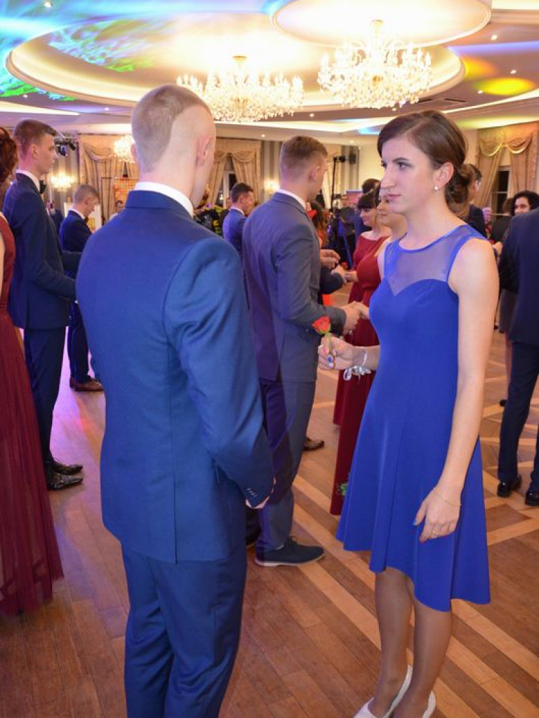 Maturzyści z Blichu bawią się na studniówce
