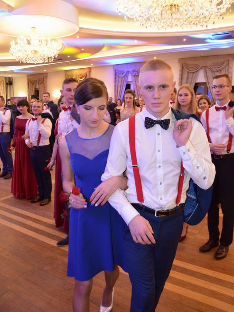 Maturzyści z Blichu bawią się na studniówce