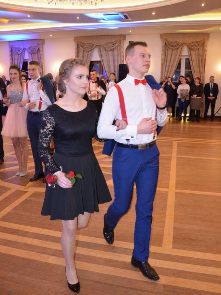 Maturzyści z Blichu bawią się na studniówce