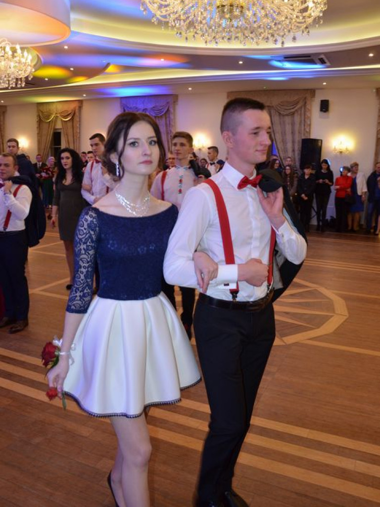 Maturzyści z Blichu bawią się na studniówce