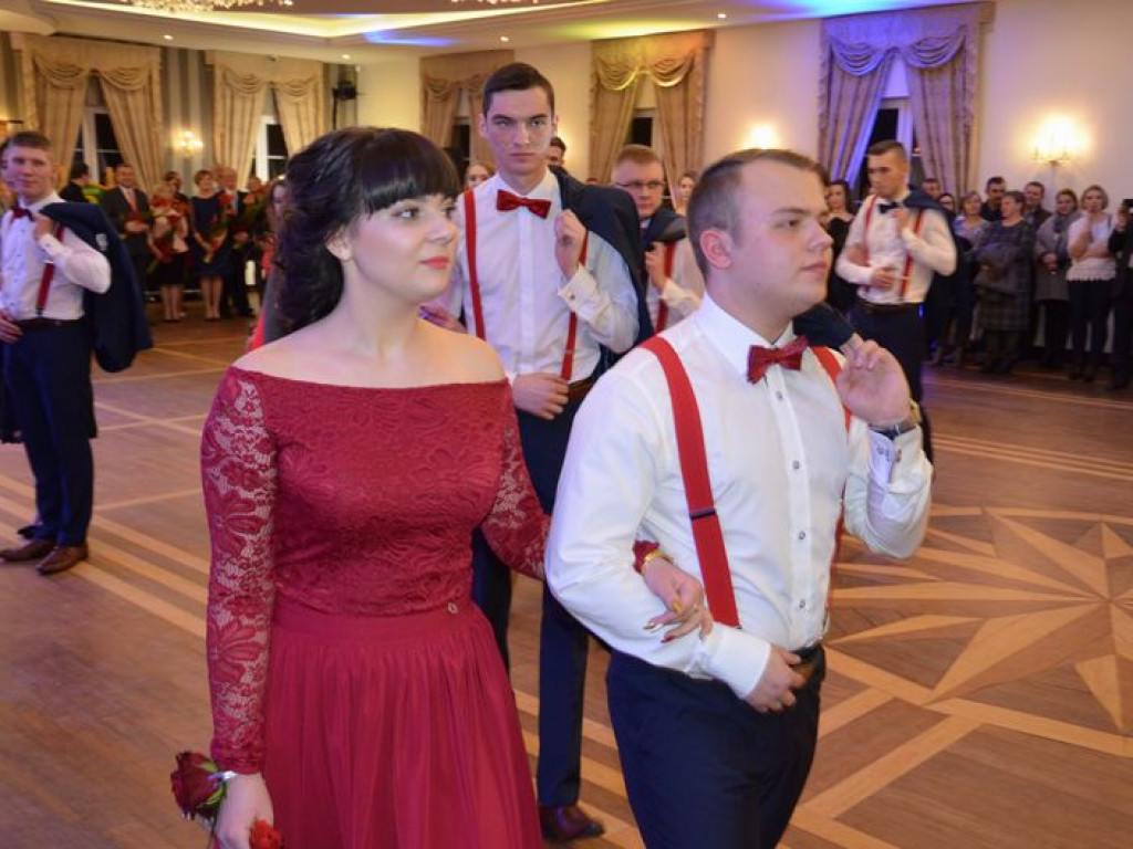 Maturzyści z Blichu bawią się na studniówce