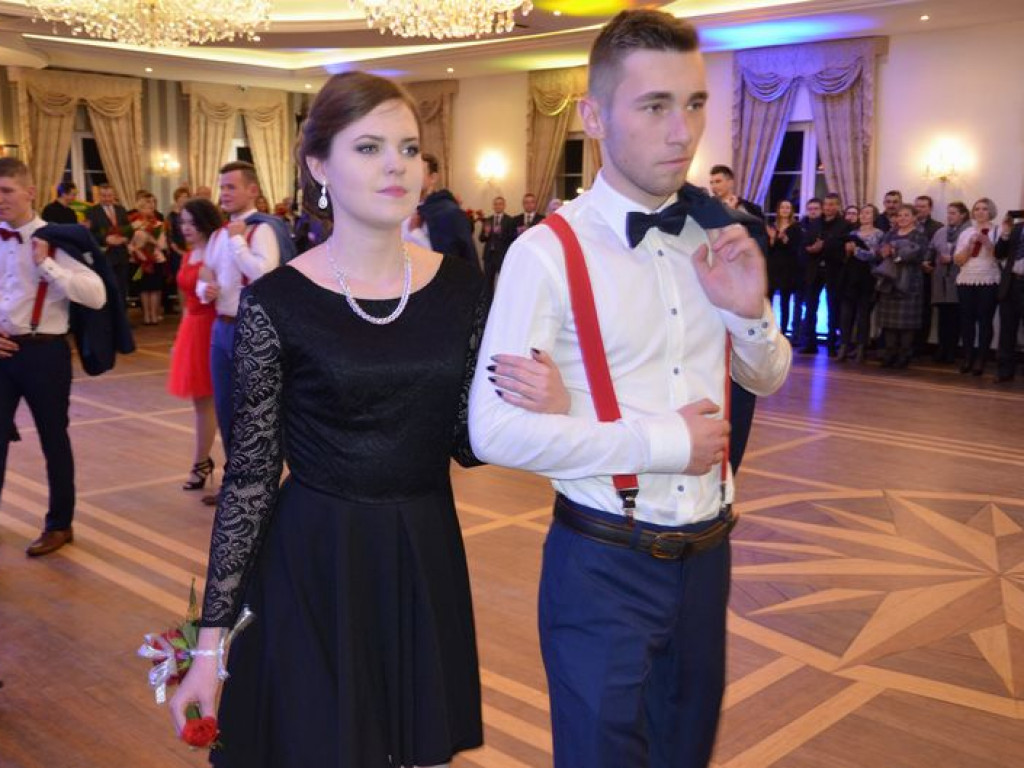 Maturzyści z Blichu bawią się na studniówce