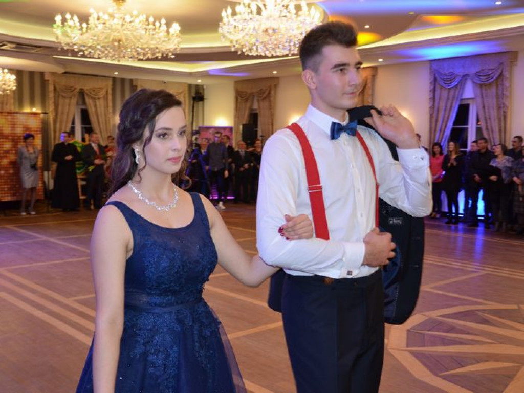 Maturzyści z Blichu bawią się na studniówce