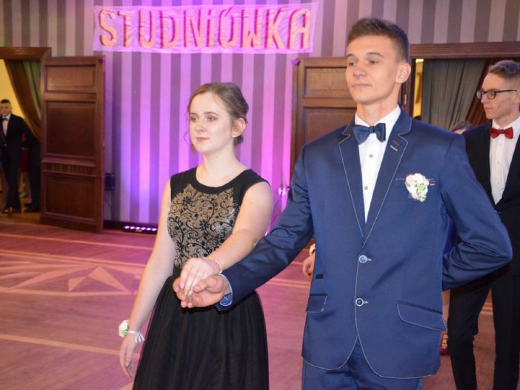 Maturzyści z Blichu bawią się na studniówce