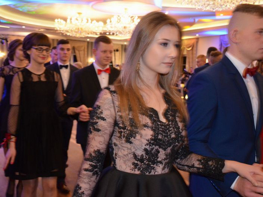 Maturzyści z Blichu bawią się na studniówce