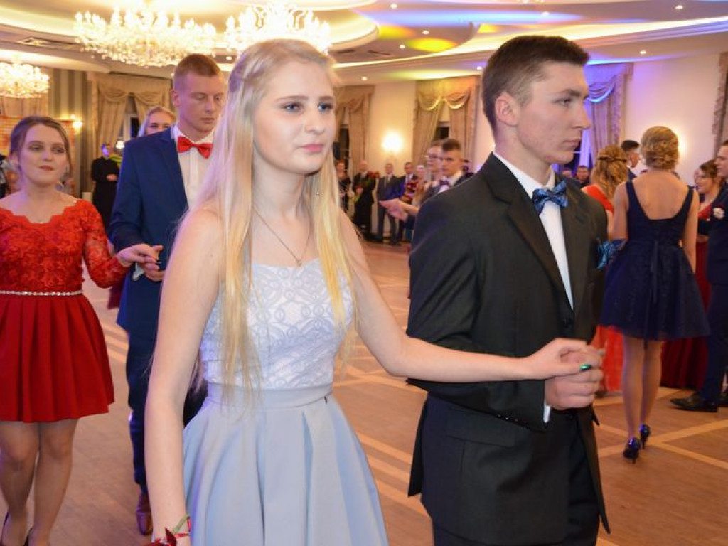 Maturzyści z Blichu bawią się na studniówce