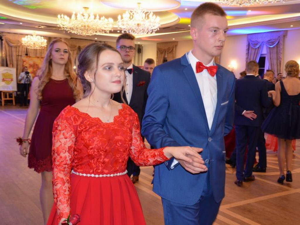 Maturzyści z Blichu bawią się na studniówce