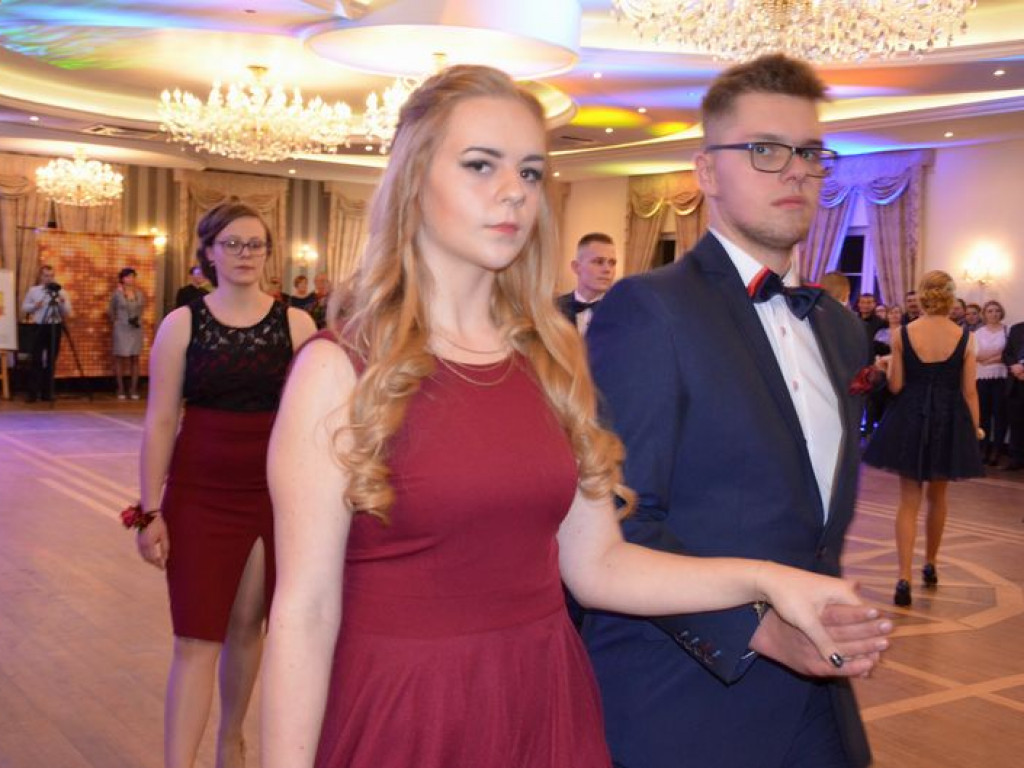 Maturzyści z Blichu bawią się na studniówce