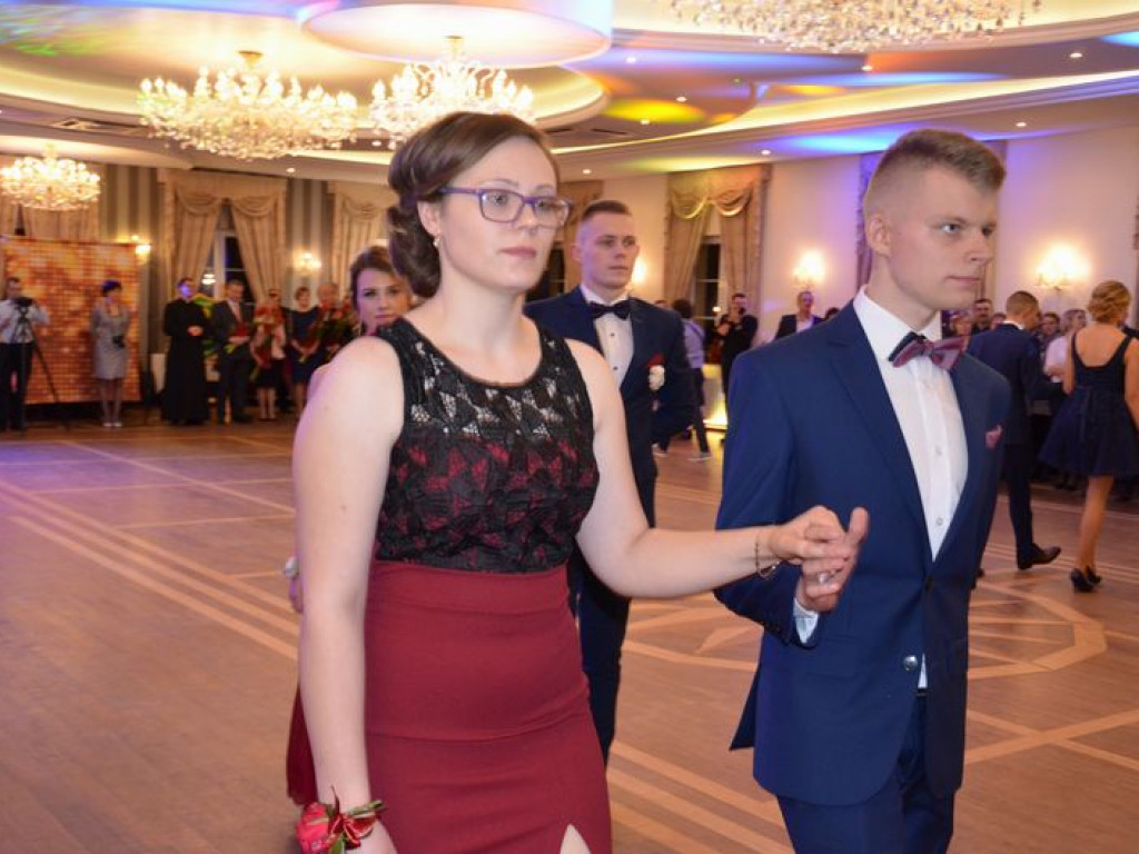Maturzyści z Blichu bawią się na studniówce