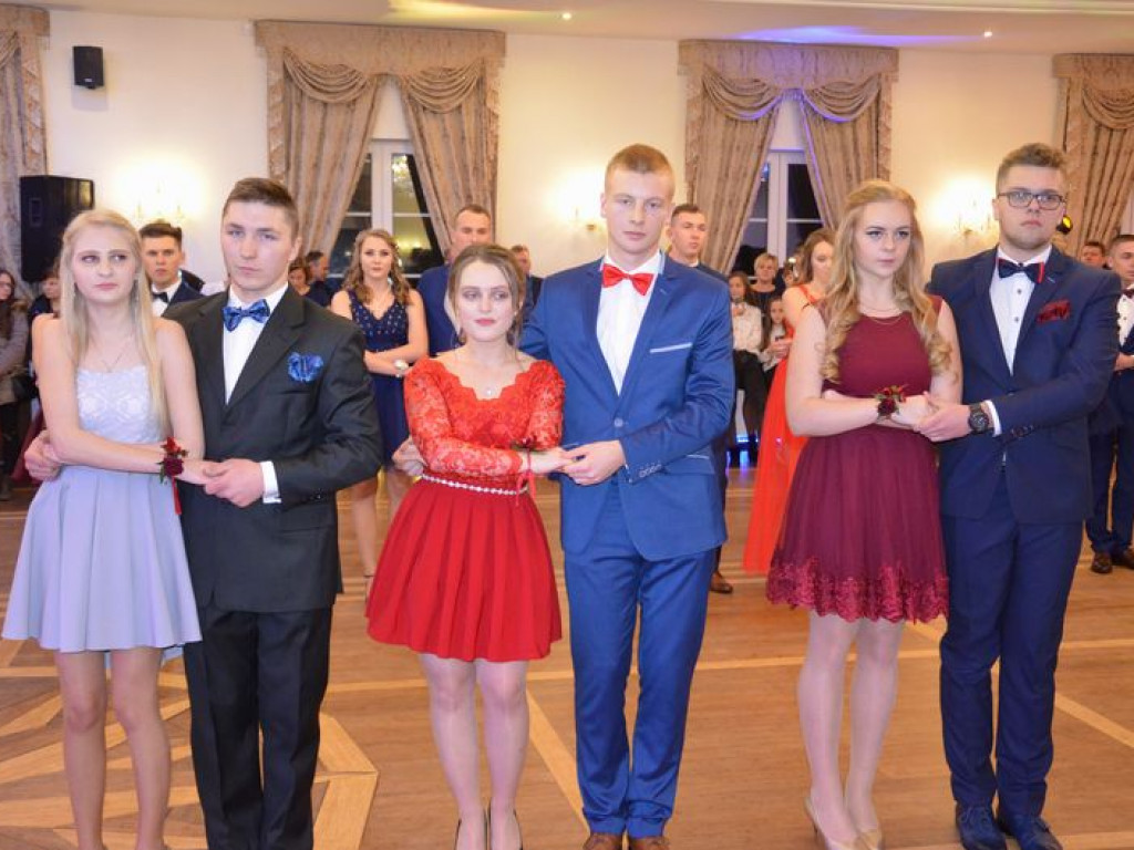 Maturzyści z Blichu bawią się na studniówce