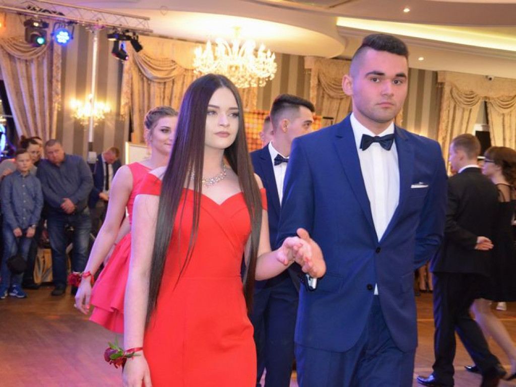 Maturzyści z Blichu bawią się na studniówce