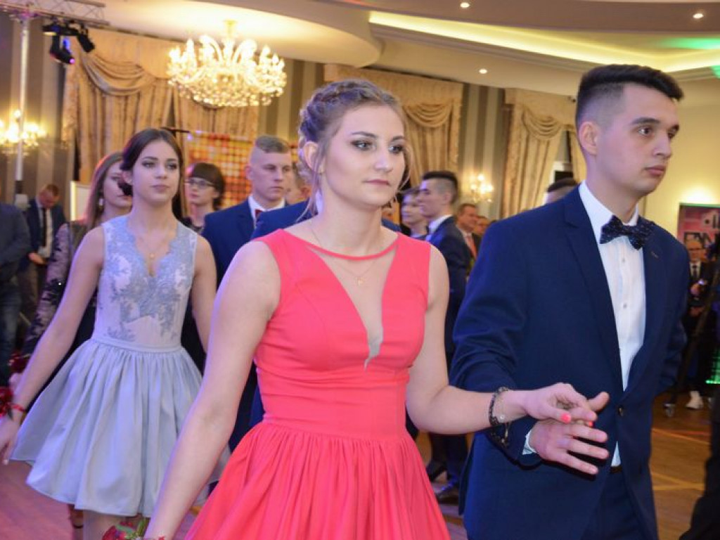 Maturzyści z Blichu bawią się na studniówce