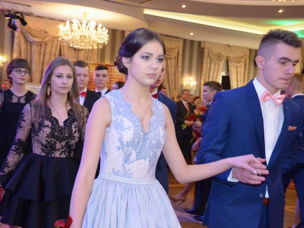 Maturzyści z Blichu bawią się na studniówce
