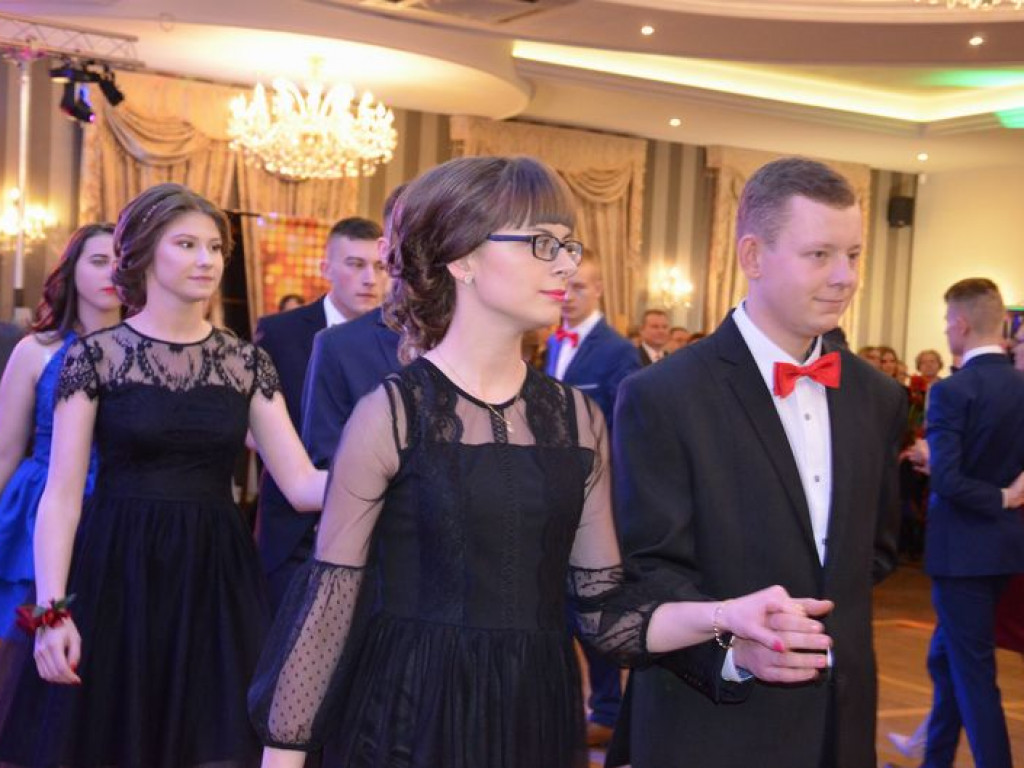 Maturzyści z Blichu bawią się na studniówce