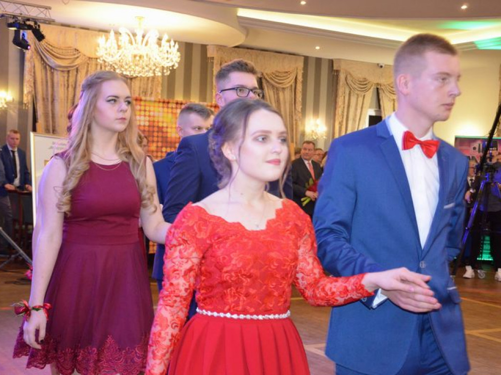 Maturzyści z Blichu bawią się na studniówce
