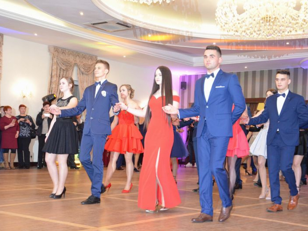 Maturzyści z Blichu bawią się na studniówce