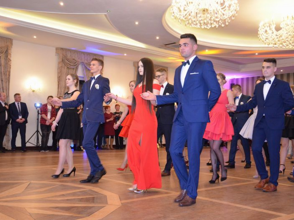 Maturzyści z Blichu bawią się na studniówce