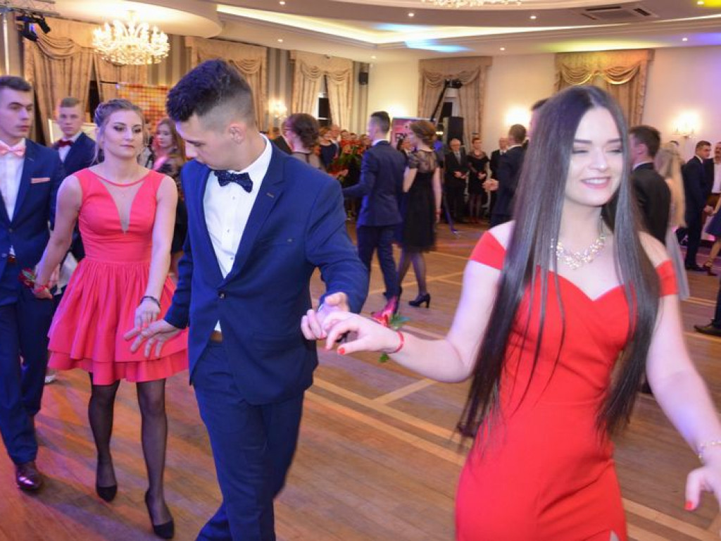 Maturzyści z Blichu bawią się na studniówce