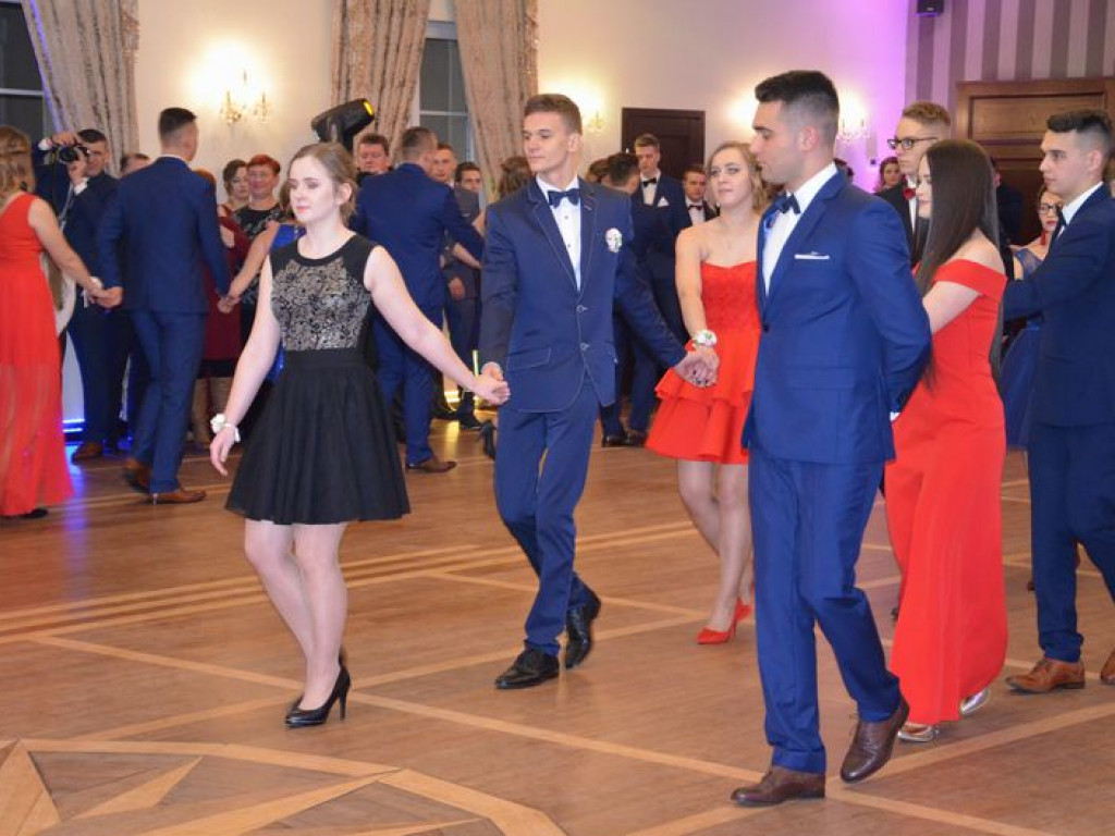 Maturzyści z Blichu bawią się na studniówce