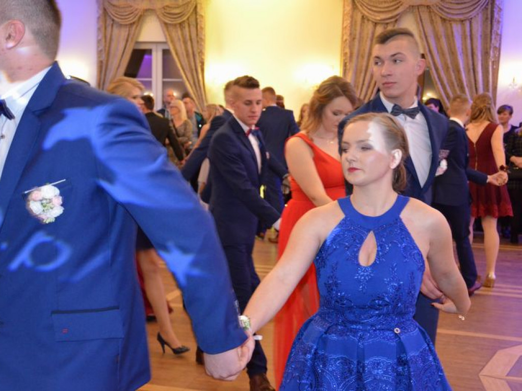 Maturzyści z Blichu bawią się na studniówce