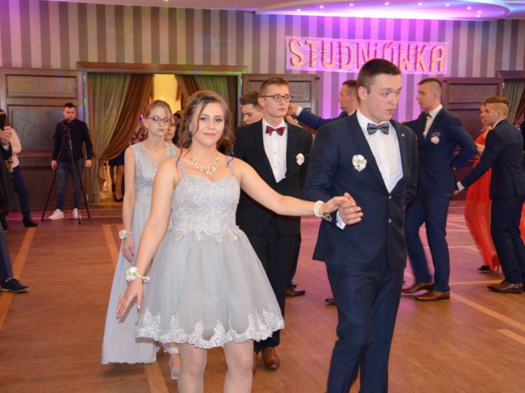 Maturzyści z Blichu bawią się na studniówce