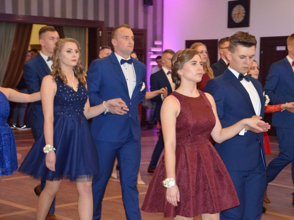 Maturzyści z Blichu bawią się na studniówce