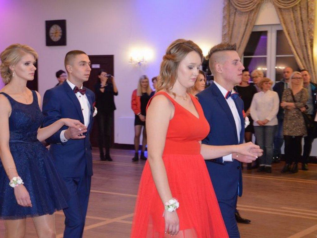 Maturzyści z Blichu bawią się na studniówce