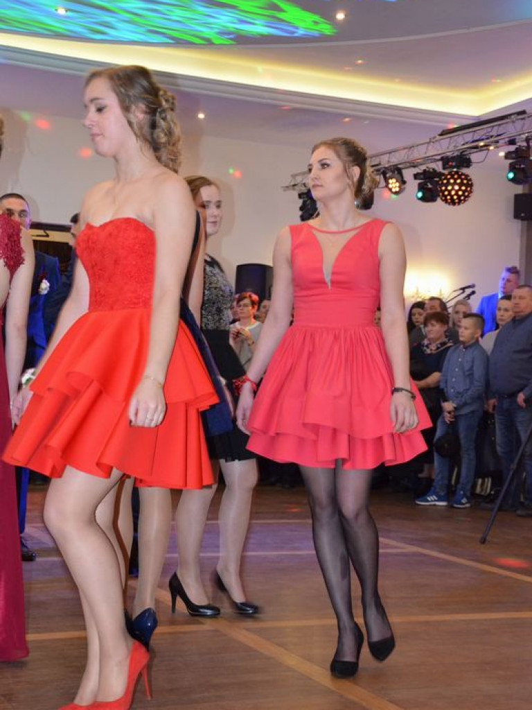 Maturzyści z Blichu bawią się na studniówce