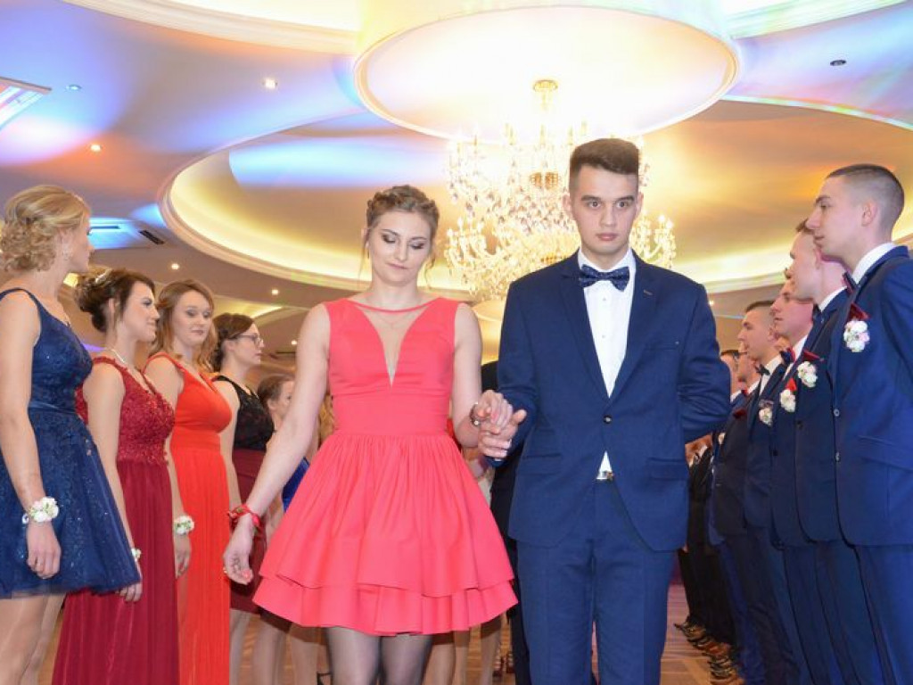 Maturzyści z Blichu bawią się na studniówce