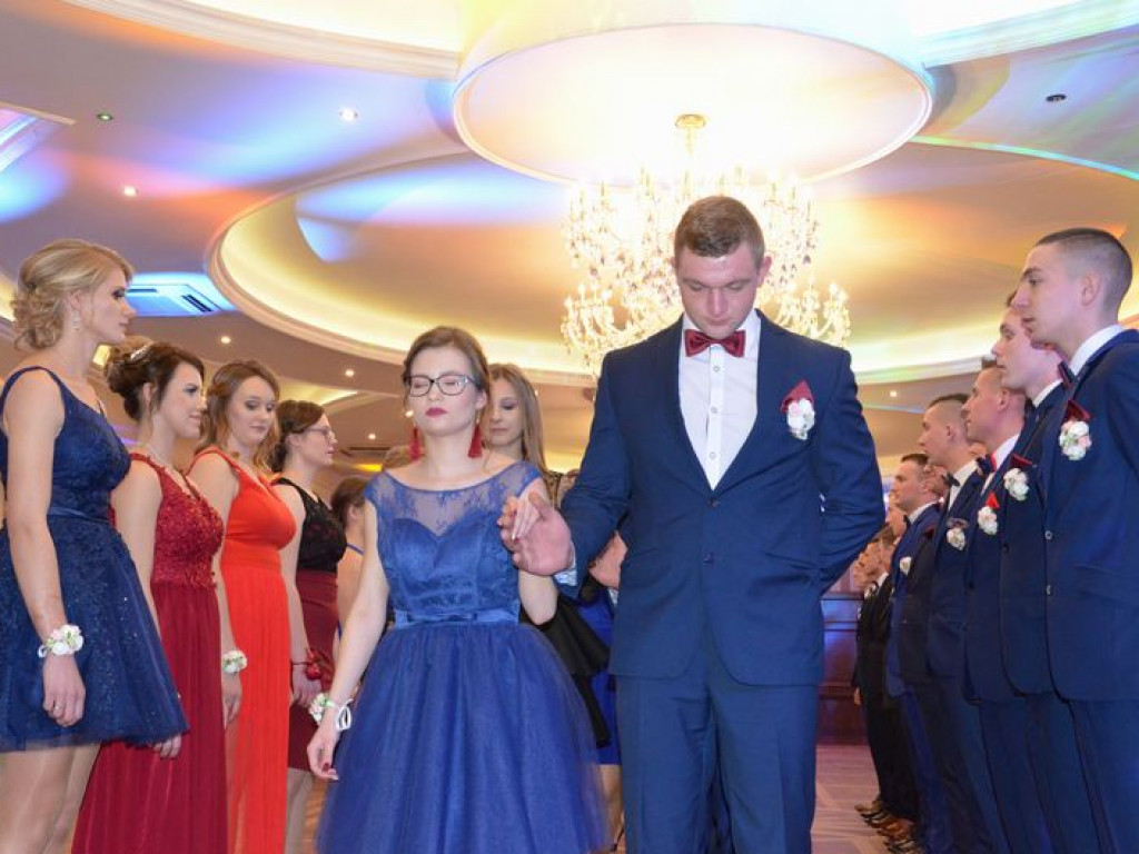 Maturzyści z Blichu bawią się na studniówce
