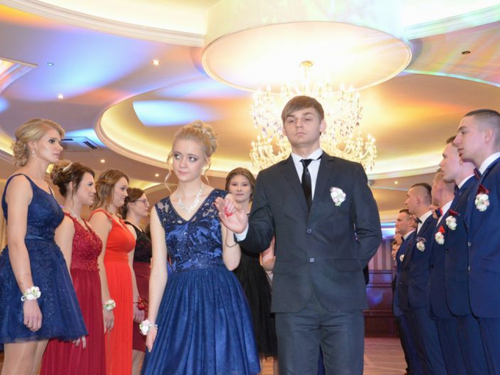 Maturzyści z Blichu bawią się na studniówce