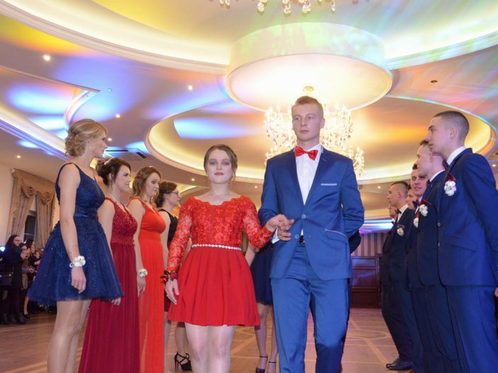 Maturzyści z Blichu bawią się na studniówce
