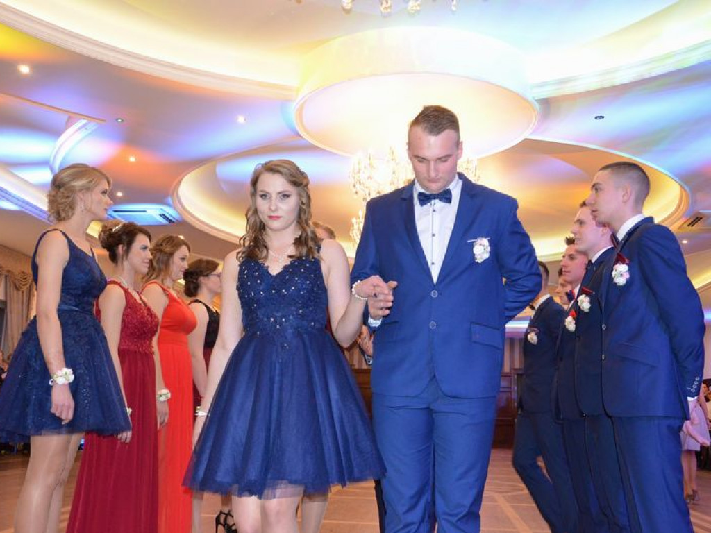Maturzyści z Blichu bawią się na studniówce