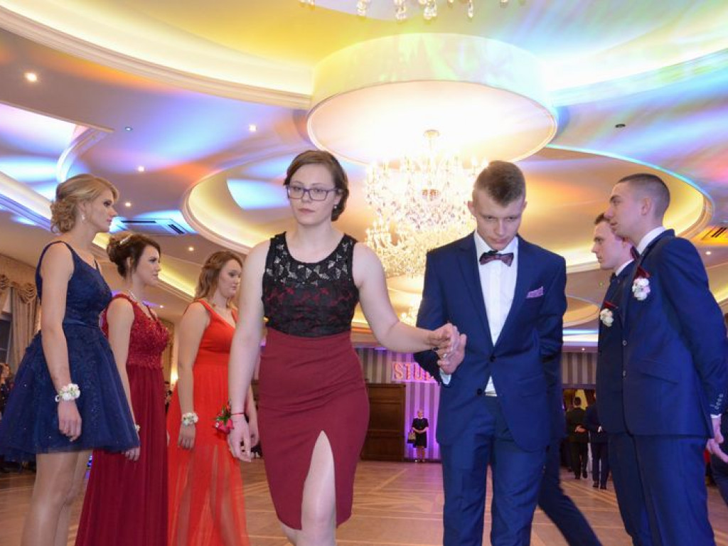 Maturzyści z Blichu bawią się na studniówce