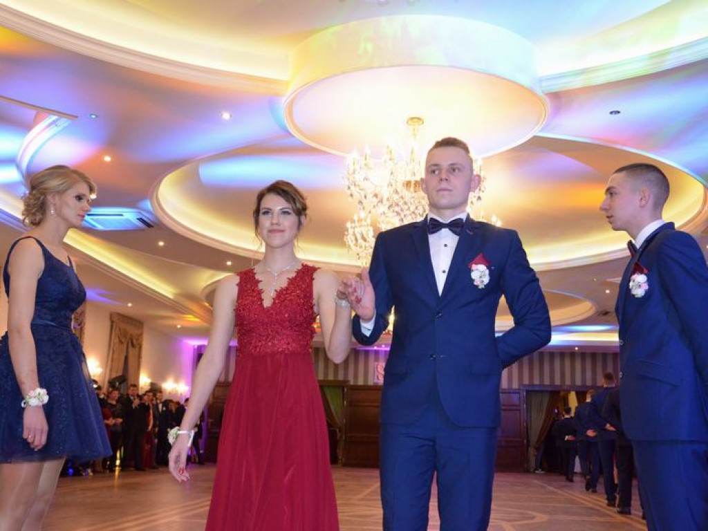 Maturzyści z Blichu bawią się na studniówce