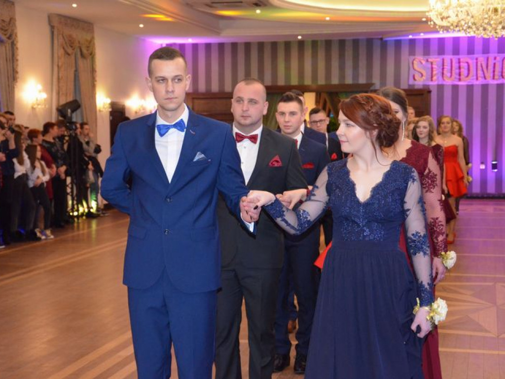 Maturzyści z Blichu bawią się na studniówce