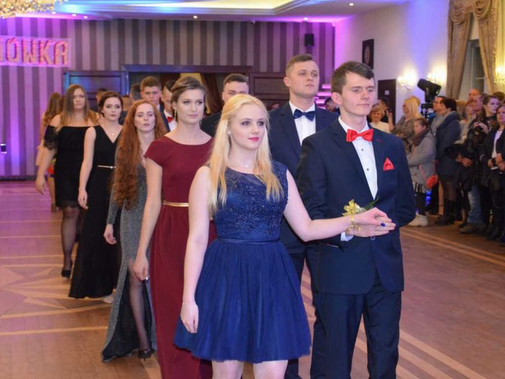 Maturzyści z Blichu bawią się na studniówce