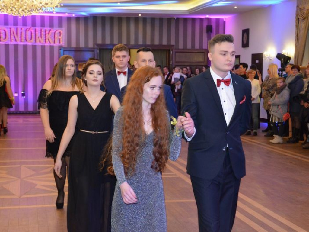 Maturzyści z Blichu bawią się na studniówce